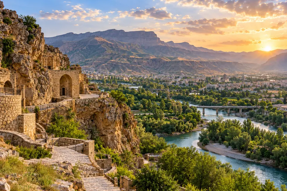 تصویر مقاله «معرفی شهر ایلام | تاریخچه، آب‌وهوا و دیدنی‌های مهم ایلام» منتشرشده در تیک‌هتل / آژانس سنجاقک